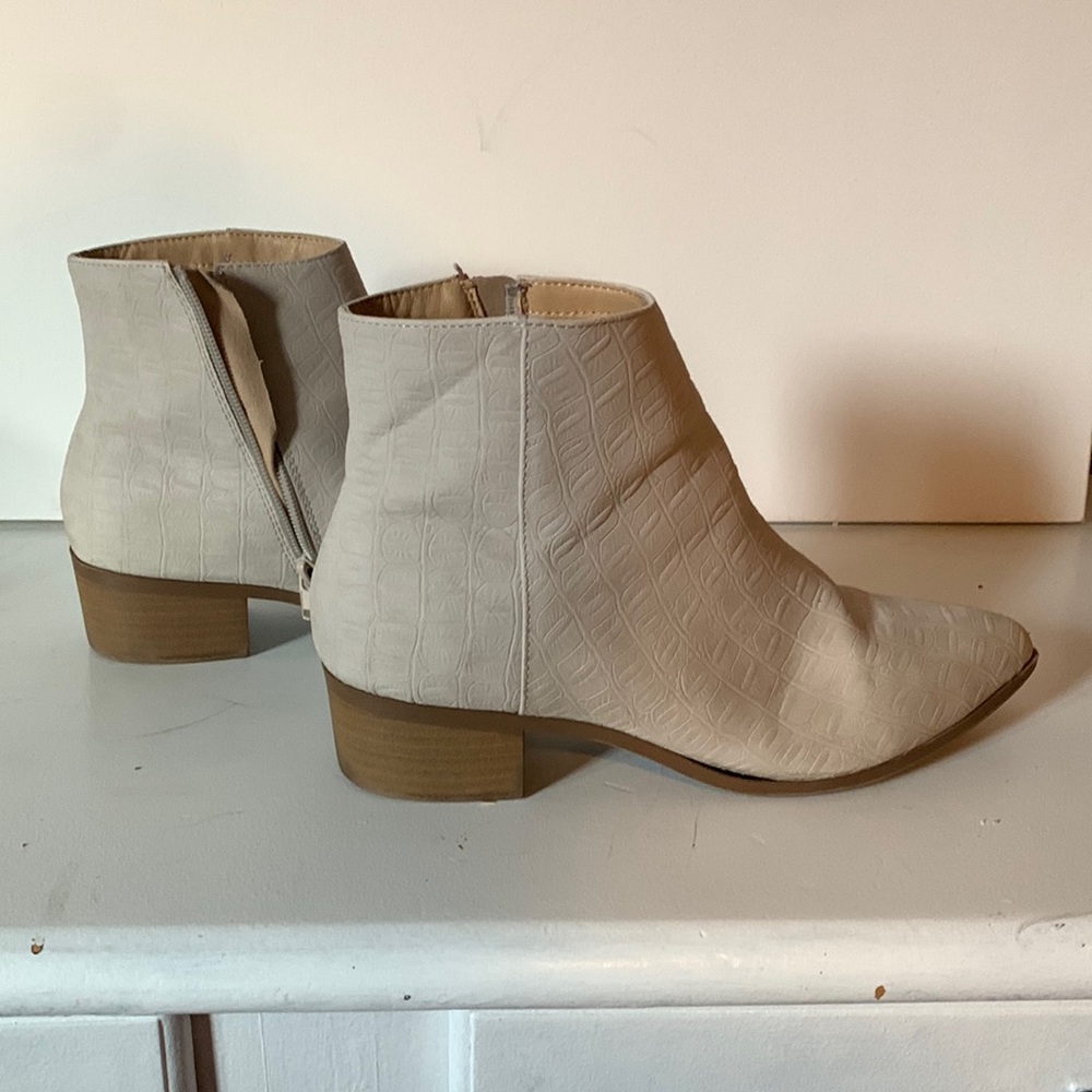 Comfortable boots.  Man made material.